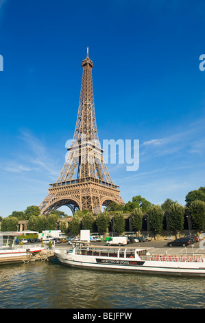 Eiffelturm gesehen von einem Bateau-Mouche, Paris, Frankreich Stockfoto