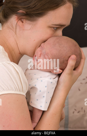 Mutter, kuscheln und küssen Baby Boy, 11 Wochen alt Stockfoto
