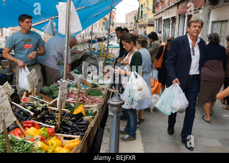 Venedig Italien Menschen, die auf dem Kanalboot Arsenale Venedig Gemüse einkaufen. 2009 HOMER SYKES Stockfoto