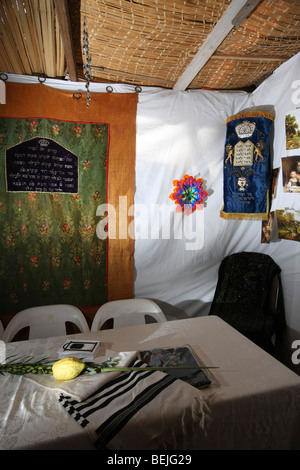 Innenansicht einer Laubhütte während Sukkot den traditionellen vier Arten auf dem Tisch Stockfoto