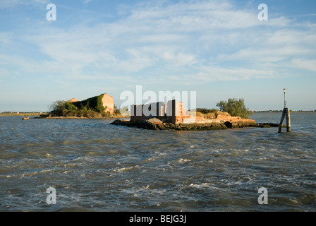 Venedig Italien. Verlassenen kleine überflutete Inseln in der Lagune von Venedig gesehen auf Weg nach Burano Insel HOMER SYKES Stockfoto