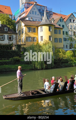 Punt auf Neckar in Tübingen vor Hölderlin-Turm (Hölderlinturm), Baden-Württemberg, Deutschland Stockfoto