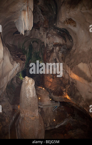 Gua Tempurung Höhle innen große Stalagmiten Stockfoto