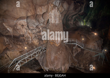 Gua Tempurung Höhle innen große Stalagmiten Stockfoto