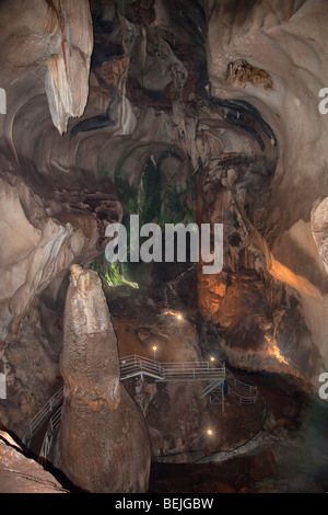 Gua Tempurung Höhle innen große Stalagmiten Stockfoto