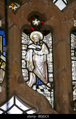 Detail eines mittelalterlichen Buntglasfensters (15. Jahrhundert), das den Apostel Johannes, die Marienkirche, Stody, Norfolk darstellt Stockfoto