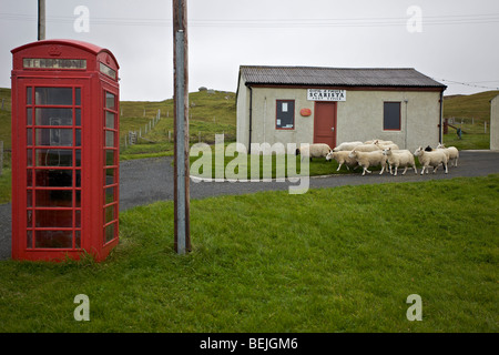 Eine ländliche Post und öffentliches Telefon auf der Insel Harris, Schottland Stockfoto