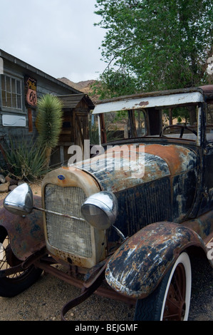 Alte Ford Oldtimer entlang der Route 66 im Laden der Geisterstadt Hackberry in Arizona, USA Stockfoto