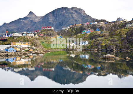 Festhalten an einem felsigen Küstenstreifen an der grönländischen Westküste bunte Sisimiut ist die zweitgrößte Stadt des Landes Stockfoto