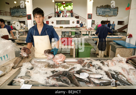 Fischhändler Verkauf von Fischen am Fisch Markt, Funchal, Madeira Stockfoto