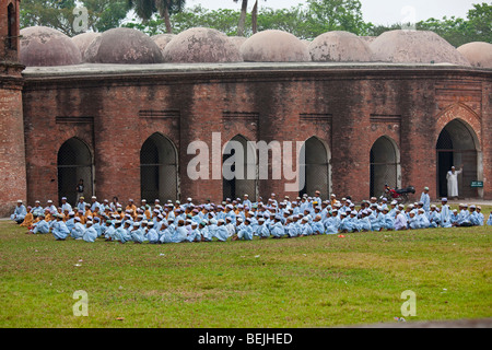 Muslimische Jungen besuchen Shait Gambuj Moschee oder sechzig Kuppel-Moschee in Khulna Bangladesch Stockfoto