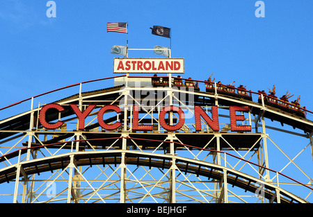 Die Cyclone-Achterbahn auf Surf Avenue, Coney Island, Brooklyn New York City. Stockfoto