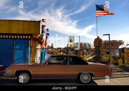 Amerikanische Oldtimer parkt neben eine geschlossene Fläche von Astroland Spaß Park in Coney Island, New York City. Stockfoto