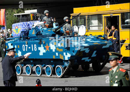 Nachverfolgte Schützenpanzer verlassen die Parade 60. Jahrestag der Volksrepublik China. 1. Oktober 2009 Stockfoto