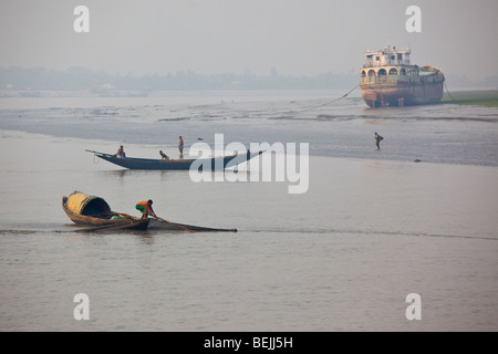 Gesehen von der Rakete: Fischer Überprüfung seiner Netze am Fluss Buriganga in Bangladesch Stockfoto