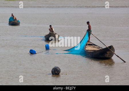 Gesehen von der Rakete: Fischerboote am Fluss Brahmaputra in Bangladesch Stockfoto