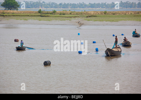 Gesehen von der Rakete: Fischerboote am Fluss Brahmaputra in Bangladesch Stockfoto