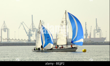 Segelboote auf dem Thermaikos Golf Thessaloniki Nordgriechenland aus dem Hafen von Thessaloniki Stockfoto