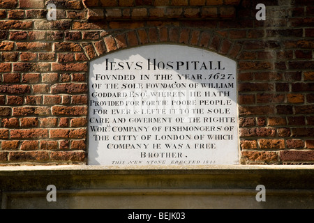 Tafel über dem Eingang des Jesus Hospital Armenhäuser: 1627 von William Goddard in Bray nr Maidenhead gegründet. Berks. UK Stockfoto