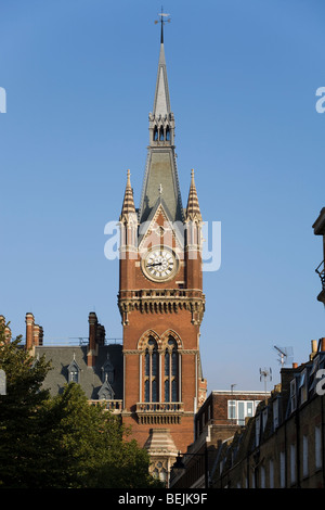 Die Uhr Turm von St Pancras Bahnhof & Teil von St Pancras Chambers Gebäude – ehemals Midland Grand Hotel. London. UK Stockfoto