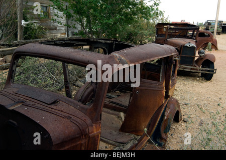 Alte rostige Oldtimer an der Route 66 im Laden der Geisterstadt Hackberry in Arizona, USA Stockfoto