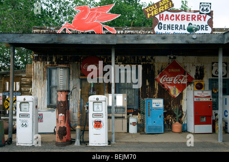 Vintage Zapfsäulen an der Tankstelle von der Gemischtwarenladen entlang der historischen Route 66 in der Geisterstadt Hackberry in Arizona, USA Stockfoto