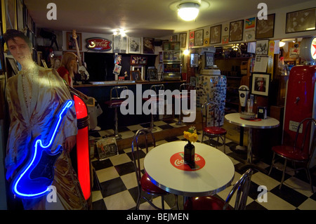 Innere des amerikanischen 1950er Jahre Diner Restaurant entlang der Route 66 im Laden der Geisterstadt Hackberry in Arizona, USA Stockfoto