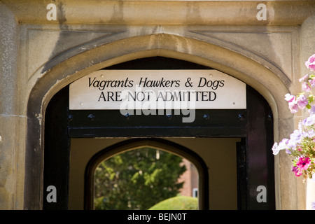 Schild über dem Eingang des Jesus Hospital Armenhäuser: 1627 von William Goddard in Bray nr Maidenhead gegründet. Berks. UK Stockfoto