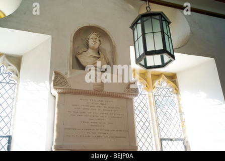 Denkmal für John Fuller, Mad Jack Fuller, Brightling Kirche in East Sussex, UK. Er wurde begraben in einer großen Pyramide auf dem Hof Stockfoto