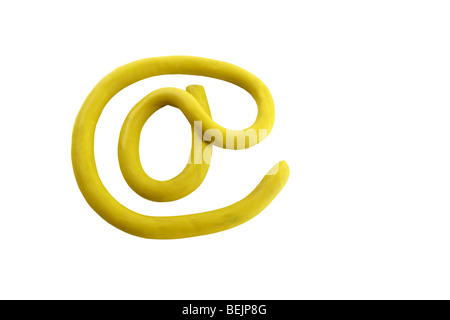 Gelbe Plastilin Arroba e-Mail-Zeichen, isoliert auf weißem bgackground Stockfoto