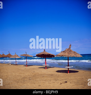 Zeile der Sonnenschirme (Schirme) am Banana Beach. Ionischen Inseln. ZAKYNTHOS-STADT. ZAKYNTHOS (ZANTE). Griechenland. Stockfoto