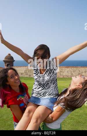 Seitenansicht zweier junger Frauen eine andere junge Frau, Abholung Morro Castle, Old San Juan, San Juan, Puerto Rico Stockfoto