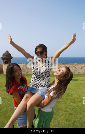 Seitenansicht zweier junger Frauen eine andere junge Frau, Abholung Morro Castle, Old San Juan, San Juan, Puerto Rico Stockfoto