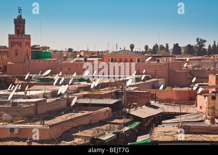 Dächer von Marrakesch zeigt Parabolantennen mit dem Atlas-Gebirge im Hintergrund betrachtet aus dem Café-de-France Stockfoto