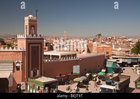 Dächer von Marrakesch zeigt Parabolantennen mit dem Atlas-Gebirge im Hintergrund betrachtet aus dem Café De France Stockfoto