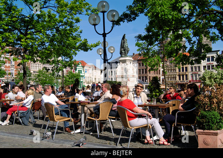 Touristen sitzen in ein Pflaster auf dem Freitagsmarkt in Gent, Belgien Stockfoto