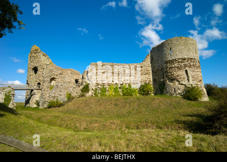 Ruinen von Pevensey Castle gebaut innerhalb der Mauern eines römischen Kastells in Sussex UK in der Nähe, wo die normannischen Invasion begann. Stockfoto