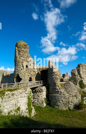 Ruinen von Pevensey Castle gebaut innerhalb der Mauern eines römischen Kastells in Sussex UK in der Nähe, wo die normannischen Invasion begann. Stockfoto