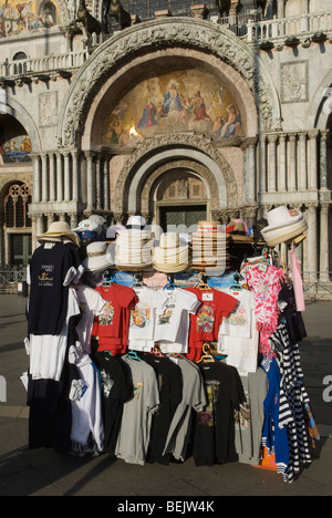 Venedig Italien Touristen Souvenirstand vor der Basilika San Marco. Markusplatz Piazza San Marco 2009 2000er Jahre HOMER SYKES Stockfoto