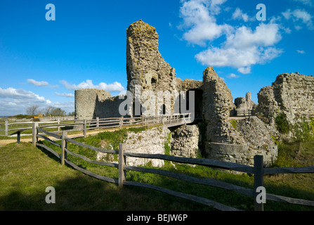 Ruinen von Pevensey Castle gebaut innerhalb der Mauern eines römischen Kastells in Sussex UK in der Nähe, wo die normannischen Invasion begann. Stockfoto