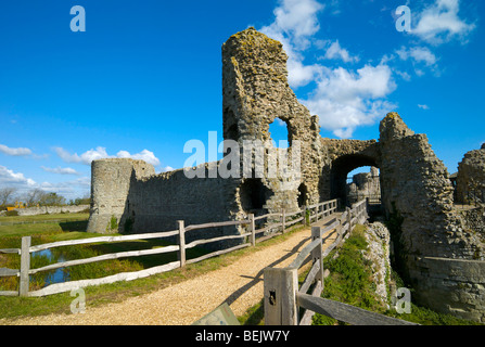 Ruinen von Pevensey Castle gebaut innerhalb der Mauern eines römischen Kastells in Sussex UK in der Nähe, wo die normannischen Invasion begann. Stockfoto