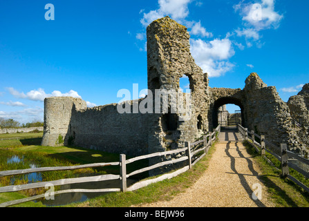 Ruinen von Pevensey Castle gebaut innerhalb der Mauern eines römischen Kastells in Sussex UK in der Nähe, wo die normannischen Invasion begann. Stockfoto