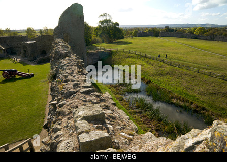 Ruinen von Pevensey Castle gebaut innerhalb der Mauern eines römischen Kastells in Sussex UK in der Nähe, wo die normannischen Invasion begann. Stockfoto