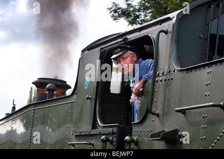 Lokführer lehnt sich aus seinem Führerhaus auf die Severn Valley Railway Bridgnorth Shropshire Stockfoto