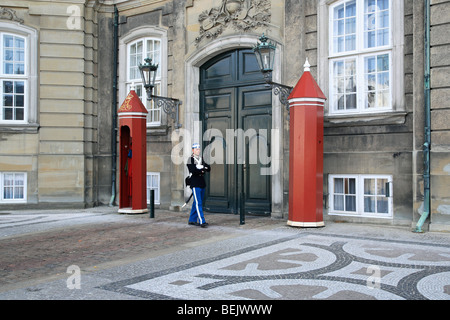 Königliche Wache auf dem Schloss Amalienborg, Heimat der königlichen Familie, Kopenhagen, Dänemark Stockfoto