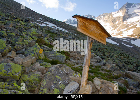 Wanderweg-Zeichen Schweizer Alpen Stockfoto