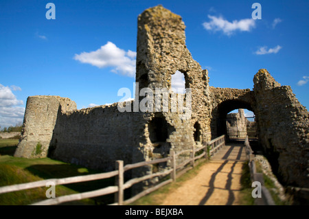 Ruinen von Pevensey Castle gebaut innerhalb der Mauern eines römischen Kastells in Sussex UK in der Nähe, wo die normannischen Invasion begann. Stockfoto