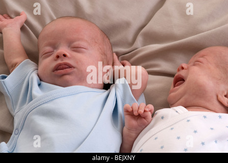 Frühgeborene, eineiigen Zwillingen Stockfoto