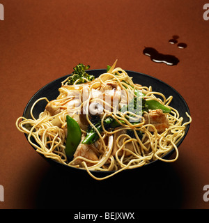 Chinese Chicken Nudeln mit Pilzen, Mange tout und Brokkoli Rosenkohl Stockfoto