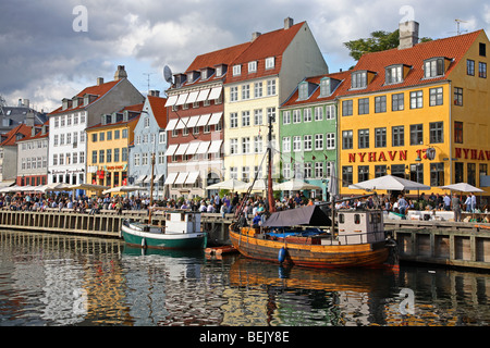 Am Kanal in Nyhavn, Kopenhagen, die alten Hafen berühmten Viertel für die alten bemalten Häusern, Restaurants, Bars und Kreuzfahrten Stockfoto